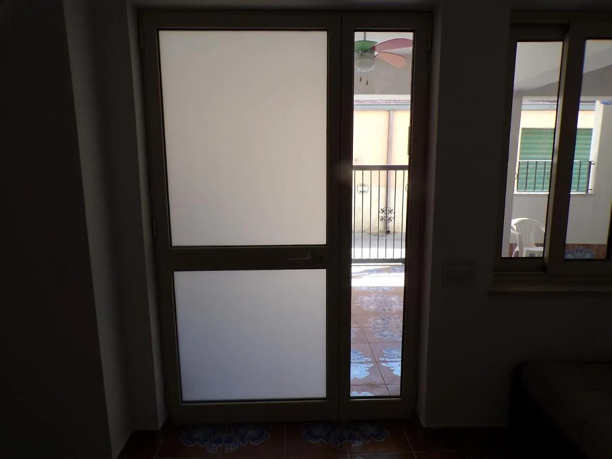 ゲストハウス Nuova Aurora Rent Rooms ロッカルメーラ