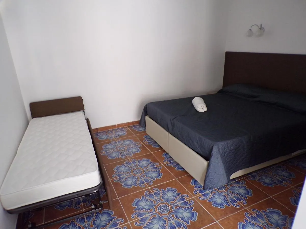 Nuova Aurora Rent Rooms ロッカルメーラ