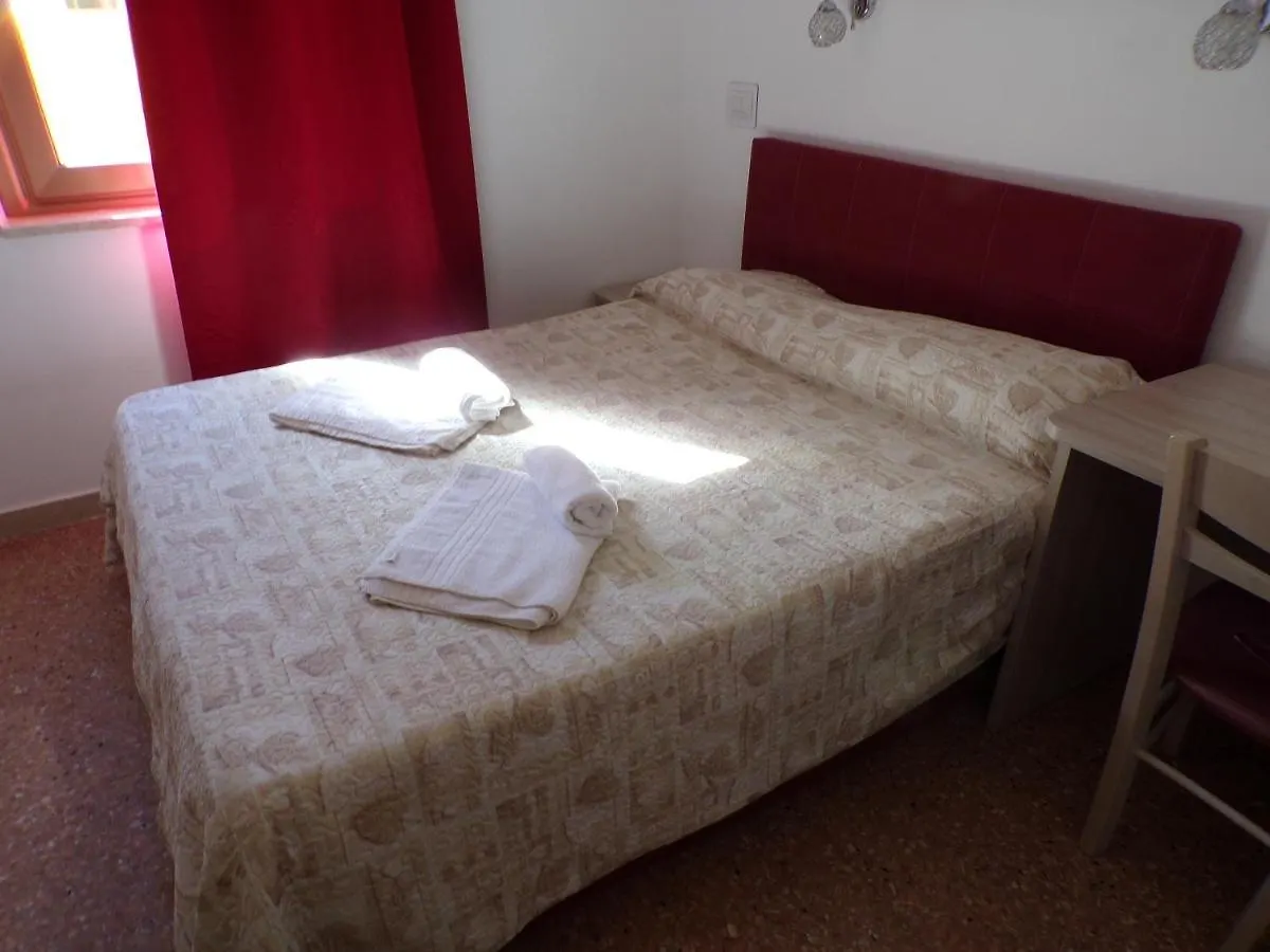Nuova Aurora Rent Rooms Roccalumera 0*,  Italia