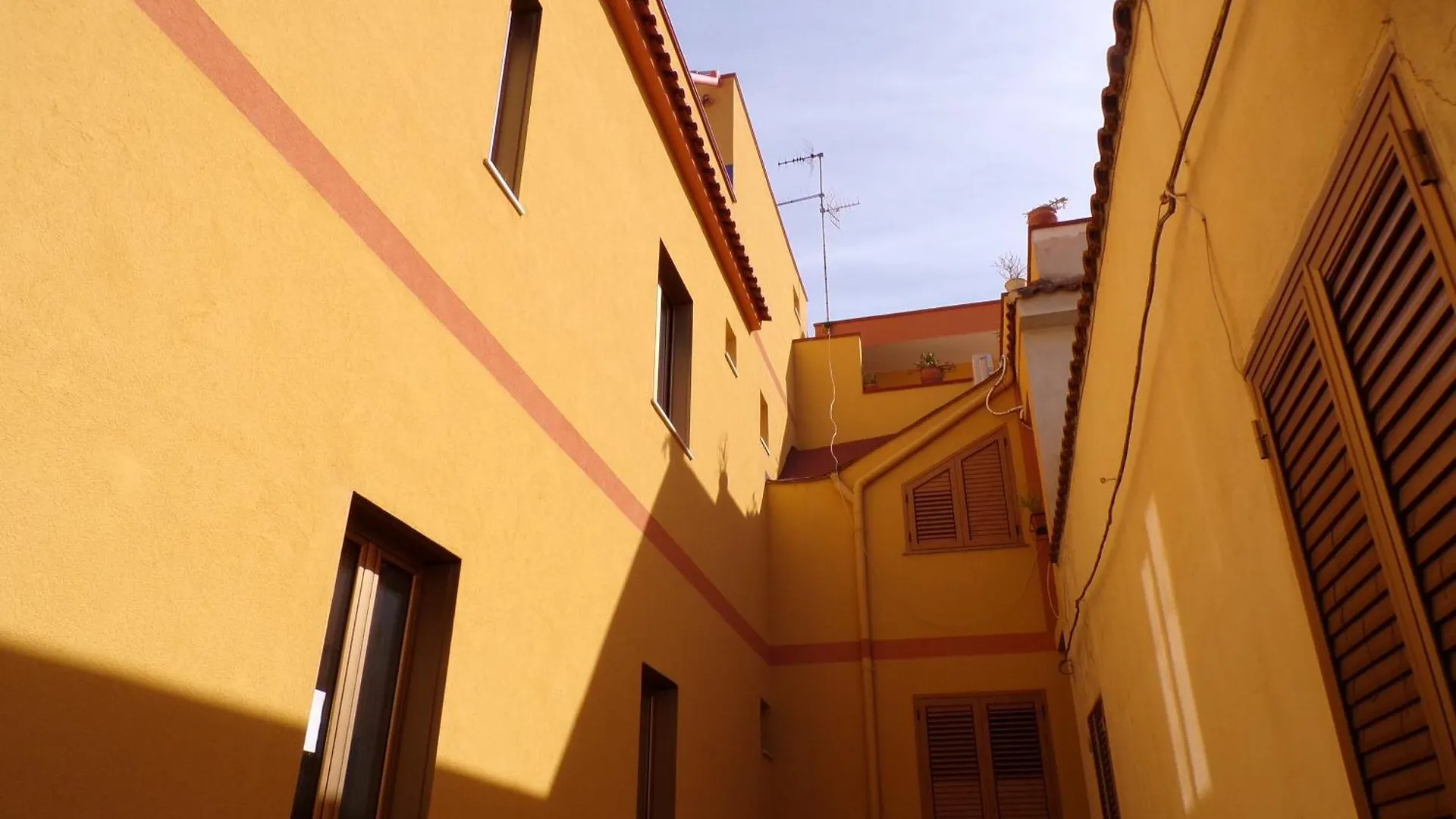 Nuova Aurora Rent Rooms Roccalumera Guest house